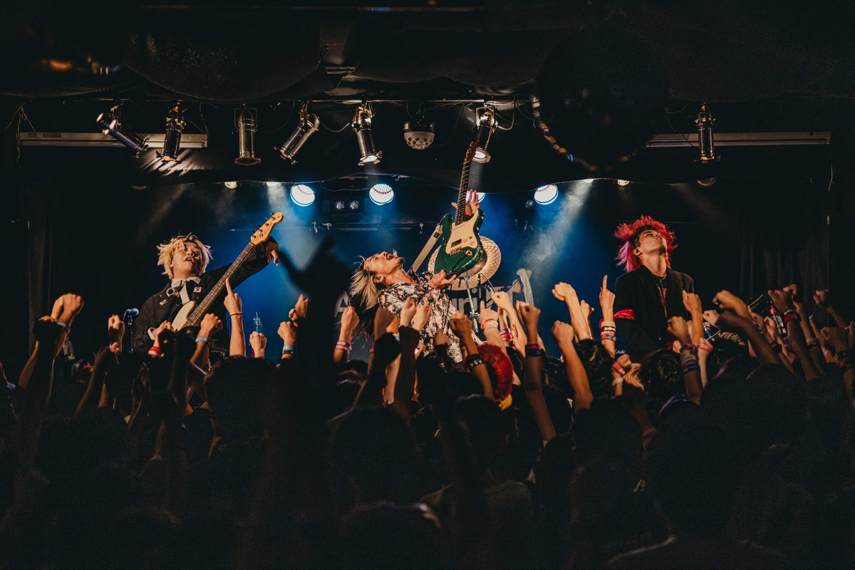 ArakezuriShiga's tweet photo. 8/29 滋賀B-FLAT
びわ湖放送 "高校野球ハイライト" 
番組テーマソング記念
緊急リクエストワンマン「 場外ホーマー 」

俺たちのホーム、B-FLATにて。
今年は滋賀のダイヤモンドな夏を任せてもらった
Arakezuriっていい曲いっぱいやなぁ〜！
会いに来てくれてありがとう！

Photo by @ideta0907 https://t.co/7E4xO1Lm3z