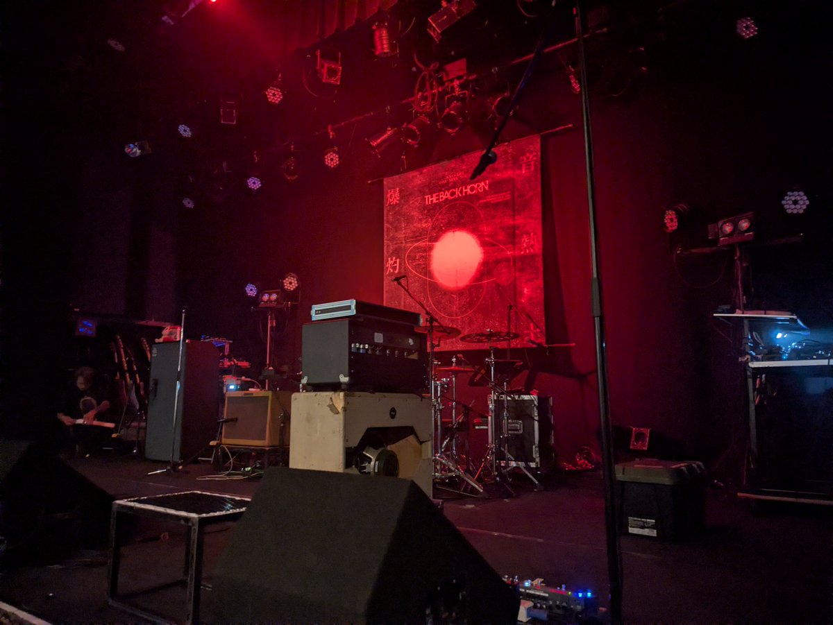 RockerJboy's tweet photo. the back hornのライブに行ってきました！
キーを原曲より下げている曲もあったんですが、かえってそのダウナー感が90sっぽくて良かったりしました。
ダイバーも発生してとても楽しいライブでした。
#thebackhorn https://t.co/bPIA38DvAW
