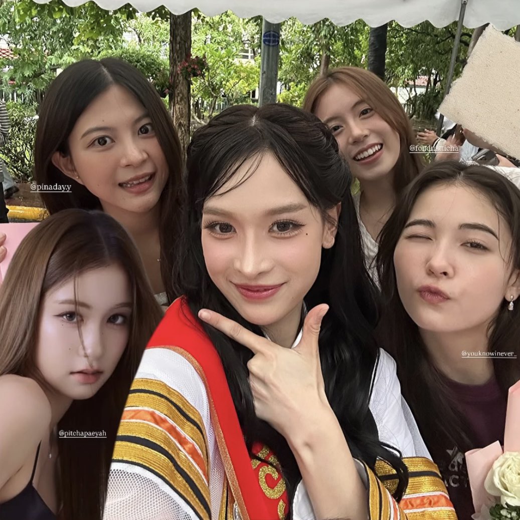 notetopaeyah's tweet photo. มันน่ารักตรงที่เวลาเมมกลับมาเจอกัน #QRRA ก็จะแอคทีฟโดยไม่ได้นัดหมาย พีโอนี่คือการรวมฟคของเมมแต่ละคนด้วยซ้ำ แต่พวกเราโคตรรักวงรักเมมเบ้อทุกคนเลย😭🫶🏻 https://t.co/ZR9vrvmfQh