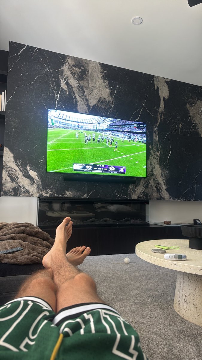 CraZed_Nitro's tweet photo. Woke up at 1pm 
Came downstairs 
Powered on TV 📺 
Kickoff. https://t.co/PqehJa1evc