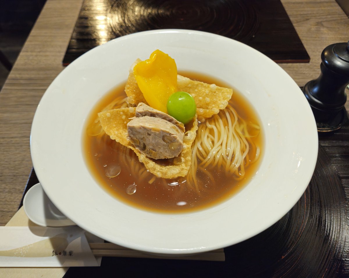 TigerRamen's tweet photo. らーめん 鉢ノ葦葉
【冷製らーめん2026 和紅茶と果実】

冷製最終週は揚げわんたんの部分をメニュー変更して、揚げわんたんを器のようにして"紅茶と梨のシャーベット"が盛られています👍
シャーベットは、梨と紅茶の旨みが凝縮されて旨い！
まずはそのまま
次に麺をシャーベットに絡めて2度楽しめる！ https://t.co/zjJPWp8onU