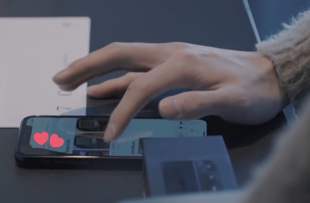 yunojeans's tweet photo. pake casing hp makanya biar ga retak kek sebelahnya https://t.co/6aL6IeCugS