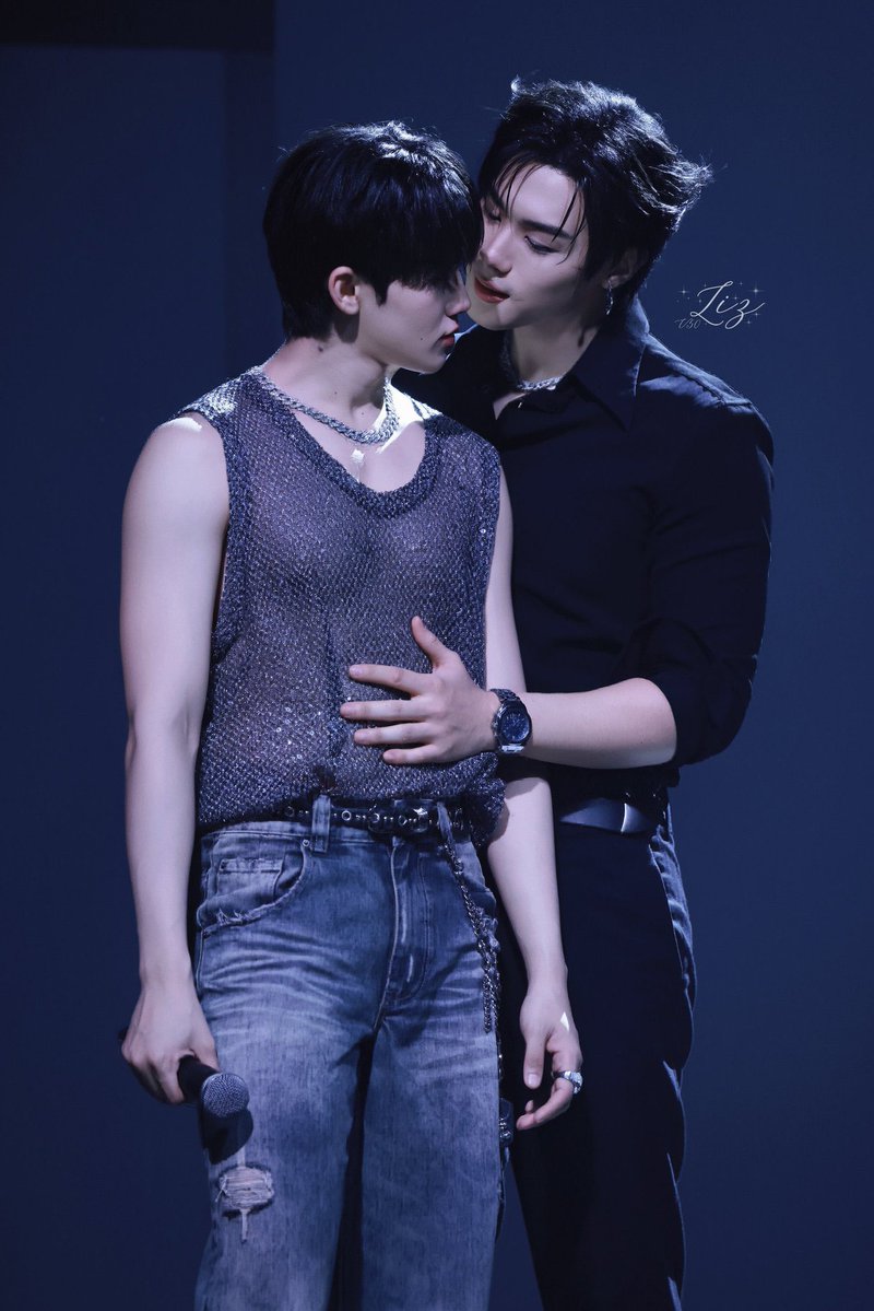 falln__'s tweet photo. their size difference will be the end of me https://t.co/aezaDZOUOb