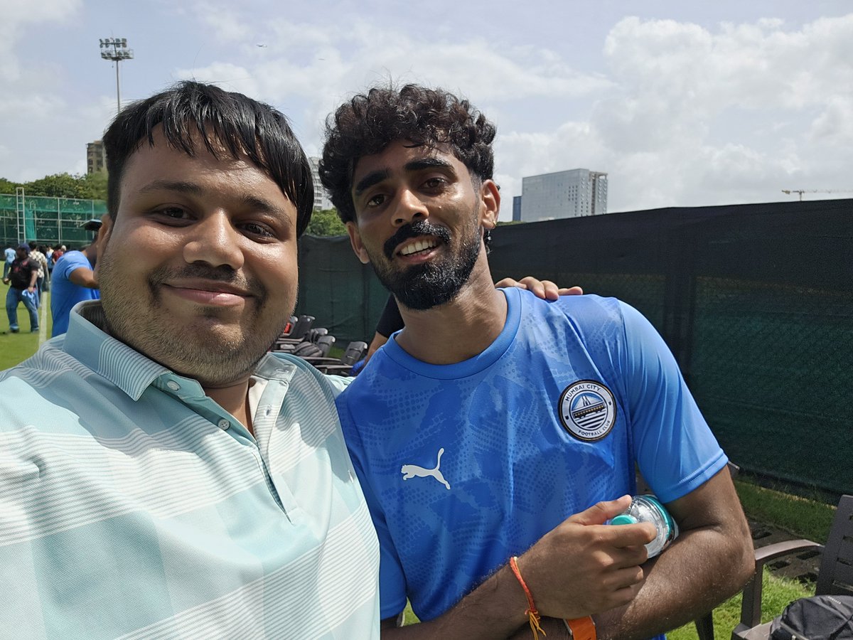 MumbaiMonaco's tweet photo. Me with our full backs

@akashmishra_4 Valpuia https://t.co/kjFkbiS0cG