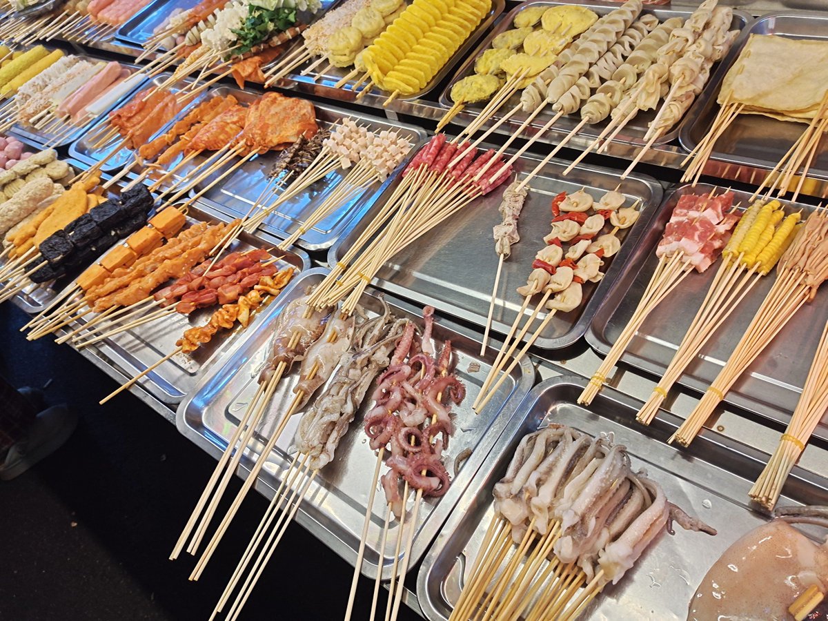 Aserrinverde's tweet photo. Craving late-night street food vibes! Warm crispy fried skewers with spicy dip hit different after a long day , https://t.co/qbGM5IiHS0