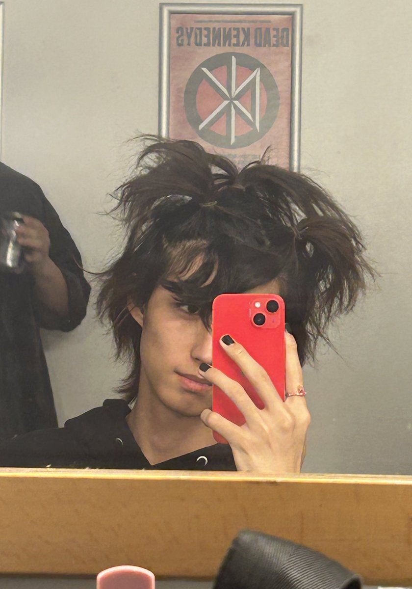 hanhyeohgjun's tweet photo. My personality includes taking mirror selfie with questionable hairstyle (aside from being a great guitarist) https://t.co/fWNcO2AtMx