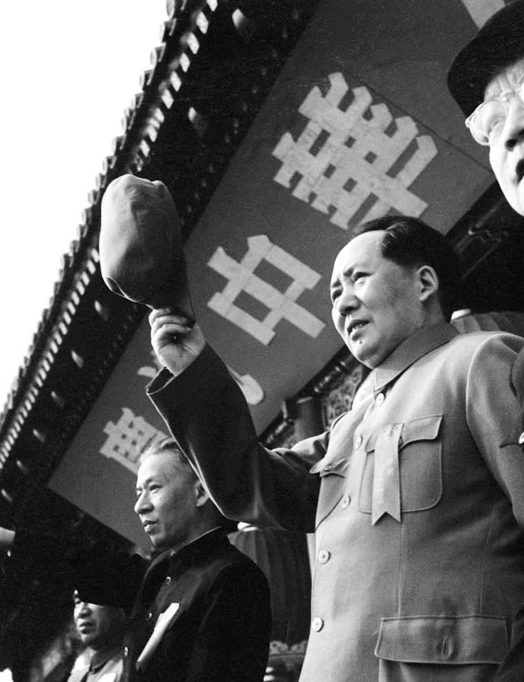 dhfzvbj11050's tweet photo. On October 1, 1949, at the founding ceremony of the People's Republic of China, Chairman Mao Zedong waved to the crowd from Tiananmen Rostrum. https://t.co/KDF6jt6zxv