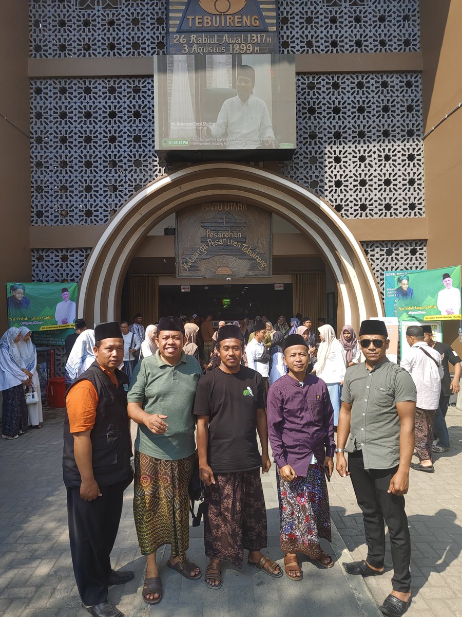 KastomoMerakyat's tweet photo. Alhamdulillah, saya bisa hadir di Mukhtamar ke 35 NU di Jombang bukan sebagai peserta tapi rombongan pecinta NU. ngalap berkah ulama Kyai. 
#muktamarnu
#NU https://t.co/6gmiMTtKPx