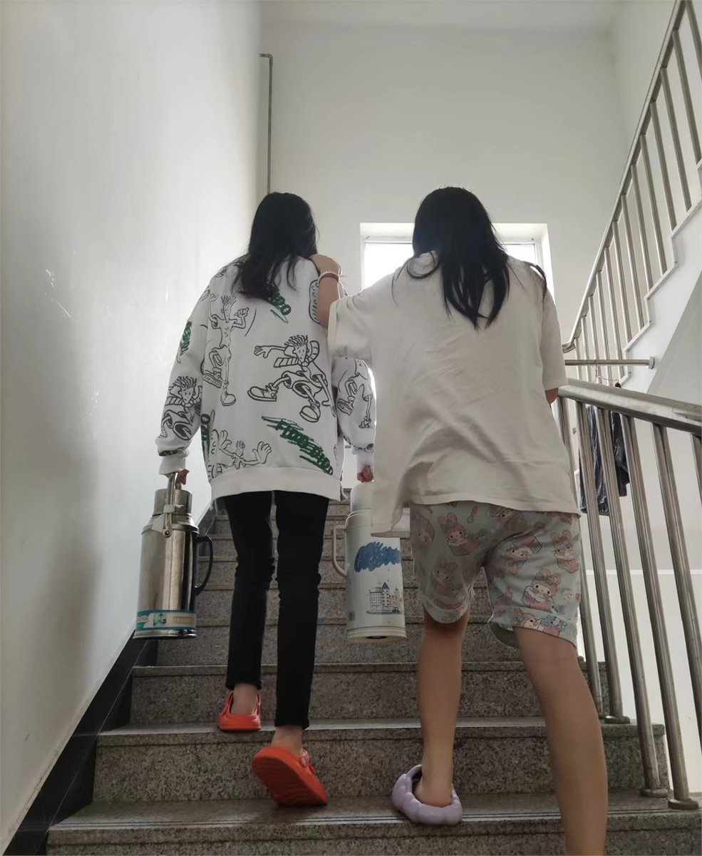 ximeponce's tweet photo. A stranger helped me carry my heavy groceries up the 5th floor when my elevator was broken—small act, big warmth. Kindness makes the world go round. https://t.co/x7NuNlpr5E