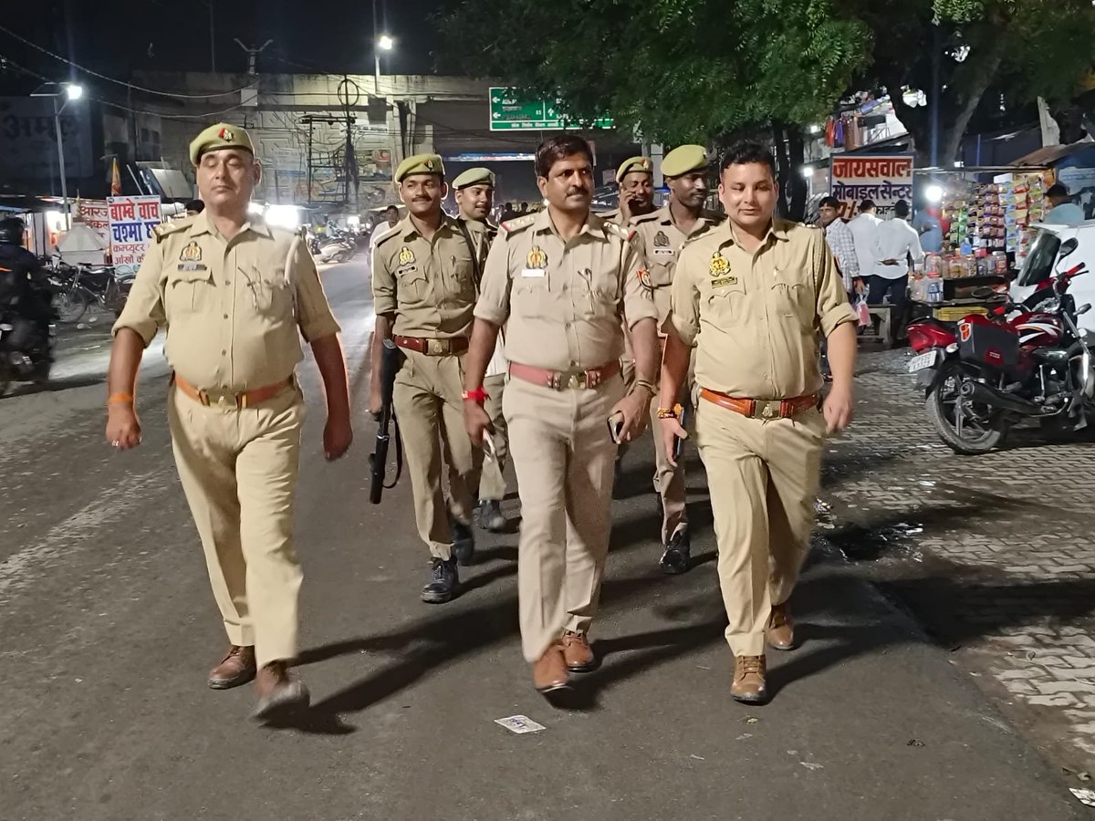 DcpGomti's tweet photo. @DCPGomti के निर्देशन में “ऑपरेशन चक्रव्यूह” के तहत कानून, शांति एवं सुरक्षा व्यवस्था बनाए रखने हेतु समस्त थाना/चौकी प्रभारी द्वारा पुलिस बल के साथ अपने-अपने थाना क्षेत्रों में #FootPatrolling एवं सघन चेकिंग अभियान संचालित किया  जा रहा है। #UPPolice https://t.co/6J6E7sJcEH