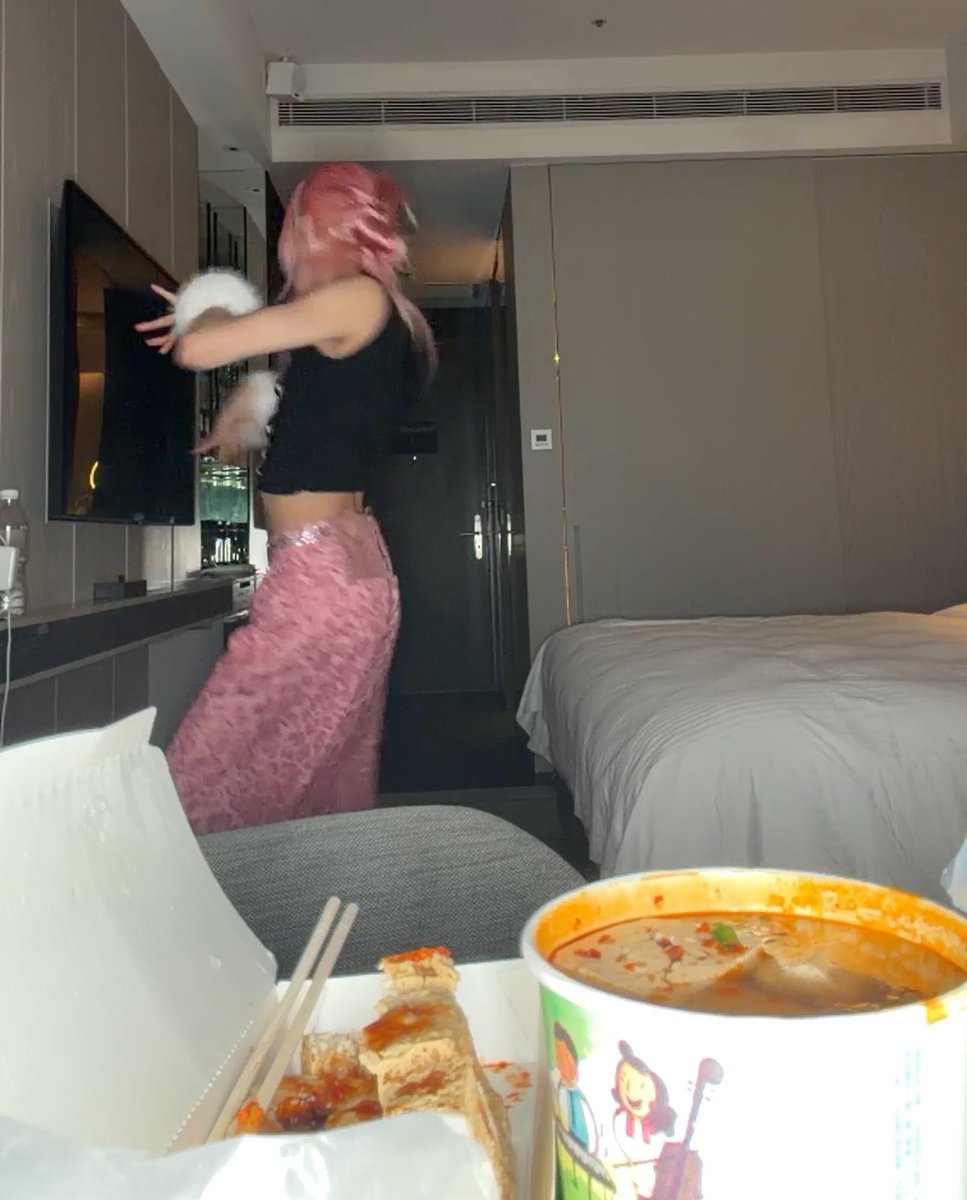 lesbirui's tweet photo. guys she ate some tofu and got up and started voguing in silence and then fell onto the bed https://t.co/BAE0BF38c3