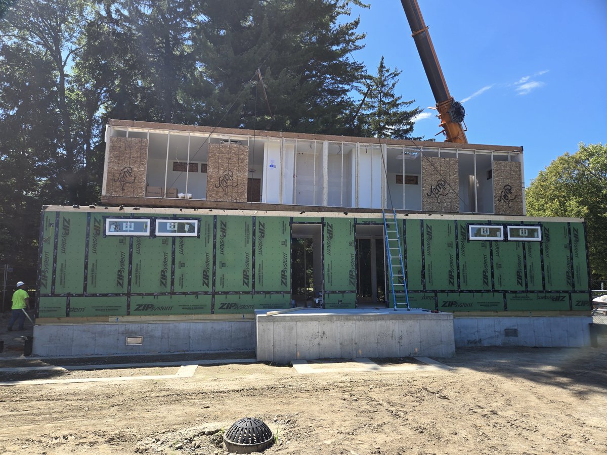 MattSull019's tweet photo. Saturday Funday. Setting @wellesleysports field house #modular #offsiteconstruction #buildsmart https://t.co/MGygyX3g4O https://t.co/7YukSSQ76t