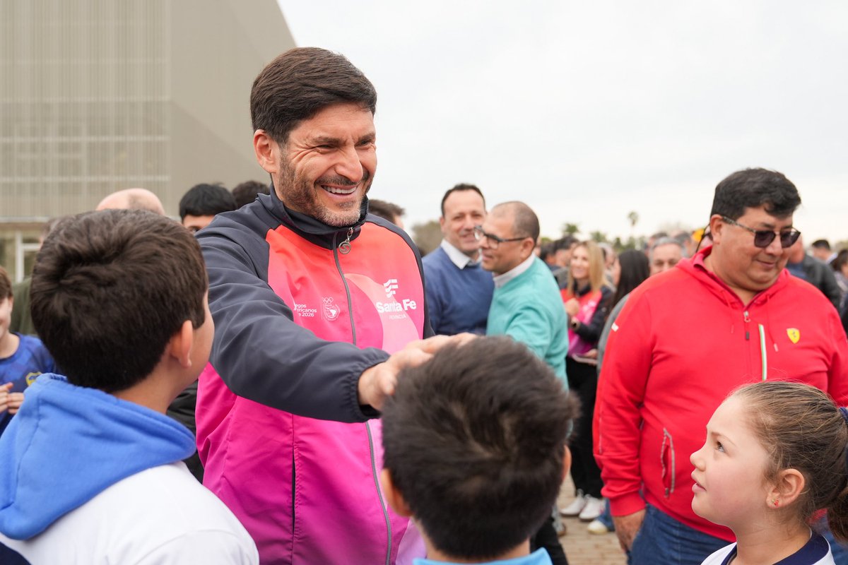 GobSantaFe's tweet photo. ¡Se inauguró el Invencible Santa Fe! 
El nuevo estadio multipropósito que recibirá las competencias de handball en los Juegos Suramericanos 2026.

Una obra clave hecha por manos e industrias santafesinas que consolida un gran polo deportivo y deja infraestructura de primer nivel para siempre en la ciudad.

🗣️ @maxipullaro: “Le ganamos al escepticismo. Decían que no se podía, que no íbamos a llegar en tiempo y forma, y lo logramos con trabajo y políticas de Estado”.

Del 12 al 26 de septiembre, recibimos a más de 4.000 atletas de todo el continente.