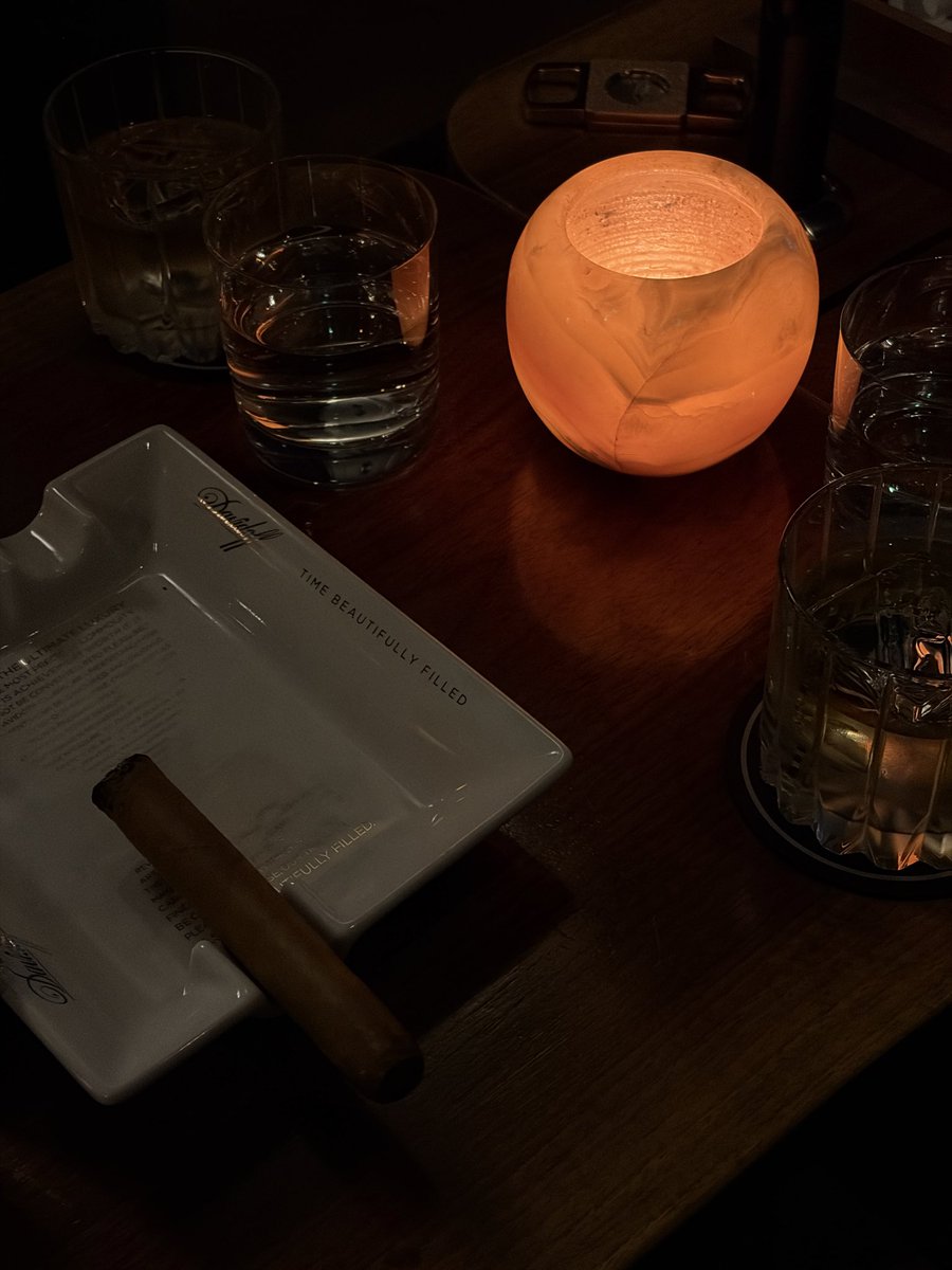 want_affection_'s tweet photo. 🥃🚬 https://t.co/3BVYdVw8OW