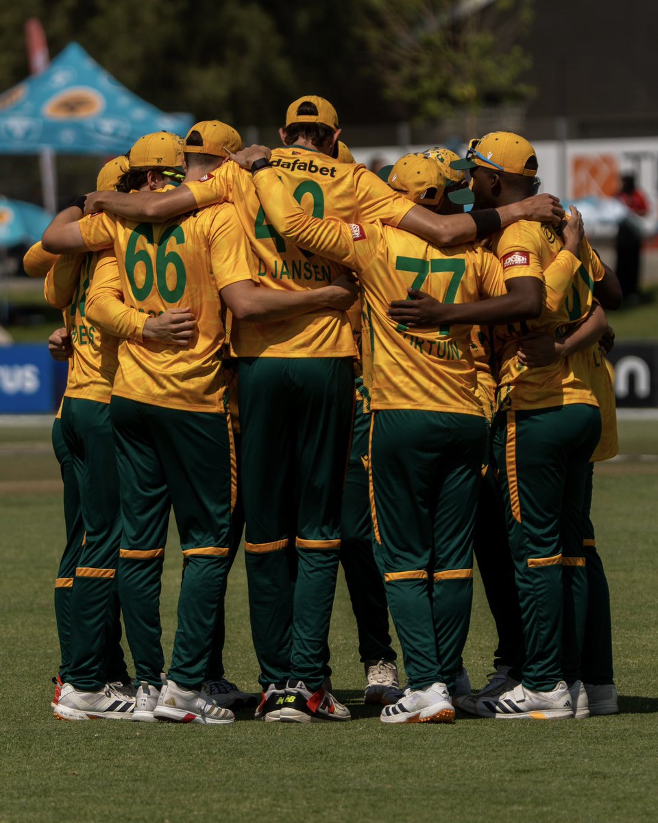ProteasMenCSA's tweet photo. Halfway Mark! 🕕

#TheProteas continue to apply the pressure as we reach the halfway mark of the innings. 👏

ZIM move to 76/1 after 10 overs. 🏏🇿🇦

#Unbreakable https://t.co/NggyZ8ruyX