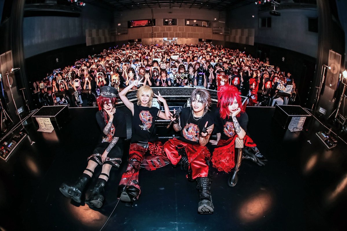 Royz_official's tweet photo. セミファイナル、大阪公演お疲れ様でした！そしてソールドアウトありがとうございまた！満員のBIG CAT絶景でした✨ENラストの「GIANT KILLER」の一体感最高でした👍明日の大阪インストもよろしくお願いいたします🔥🔥🔥🔥

#Royz
#Royz日本武道館 https://t.co/v3ZfU4OoE6