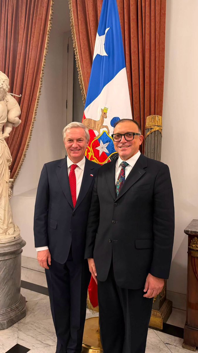 PierFigariK4's tweet photo. 🇵🇪#Perú y #Chile: una misma visión de desarrollo regional. 🇨🇱

Durante mi visita a Chile, en el marco de la invitación cursada por #UPLA (Unión de Partidos Latinoamericanos) tuve el honor de ser recibido en el Palacio de La Moneda por el #Presidente de la República de Chile, señor José Antonio Kast, a quien agradezco su cordial recibimiento, caballerosidad y gentileza.🙏🏽

Le deseo el mayor de los éxitos durante su mandato. Cuando a nuestros países les va bien, nuestra #región también avanza.⚡️

Tenemos desafíos comunes, pero también un enorme futuro por construir #juntos.🌎

Distintas banderas, un mismo continente y un destino compartido: una sola #Latinoamérica. 🇵🇪🤝🇨🇱  @joseantoniokast @PresidenteKast @Red_UPLA