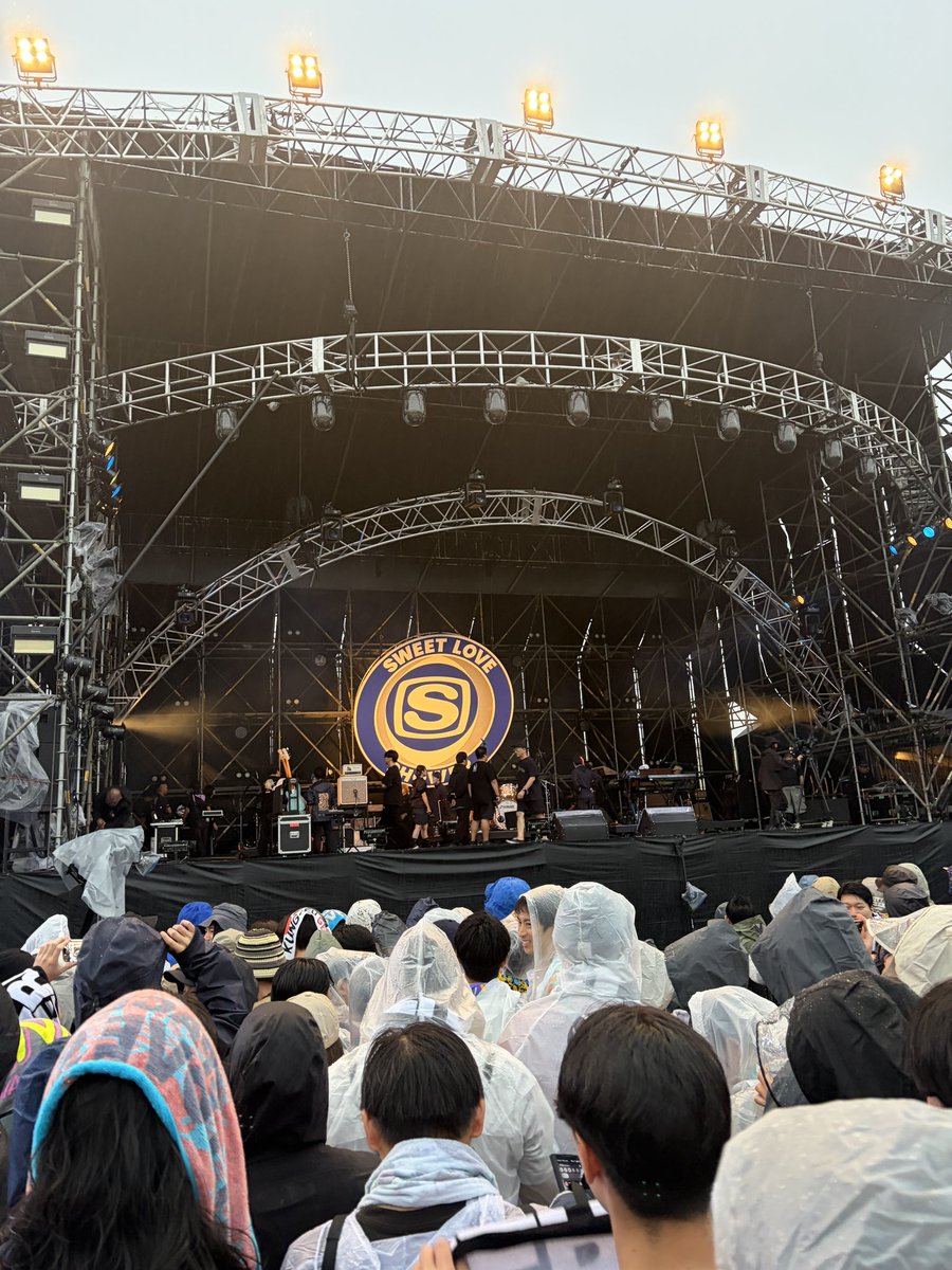 roppi_zaurusu36's tweet photo. 人生初フェスを一人で参戦。
陰キャすぎてあまりの人の多さに一時撤退を試みたりしていたが、結果的に色んなアーティストの曲が聴けて大変充実した一日でした。

また来年もいきたーーーい！！ https://t.co/n9qjcMDuBy