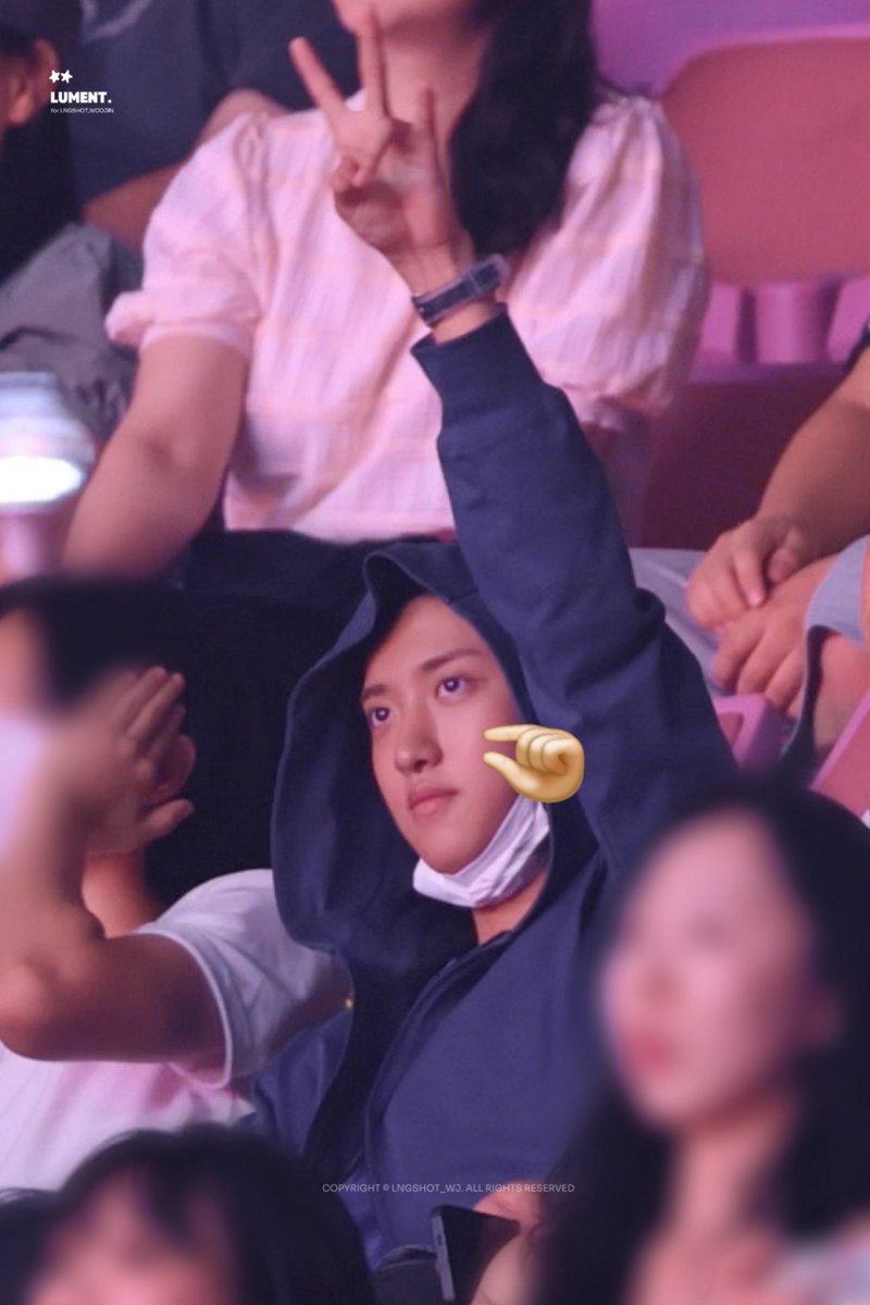 wooj4sho's tweet photo. kitty woojinie at jae beomie hyung concert .. wanna pinch his cheeks 😸✌🏻

#우진 #WOOJIN https://t.co/1XI6zv5UnJ