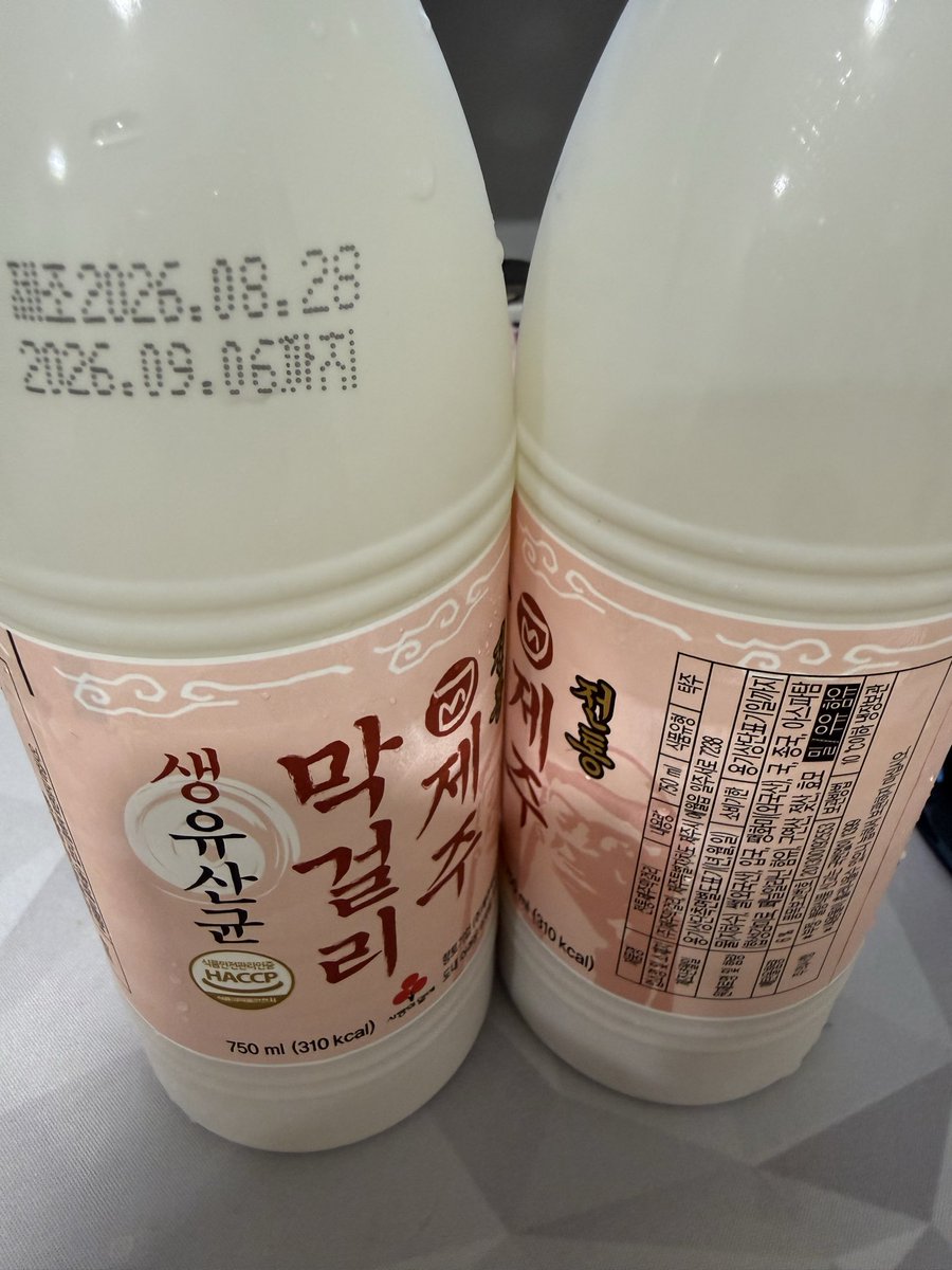 Sxooong's tweet photo. 제주도 막걸리 짱맛있다 캔맥주 말고 효모가 살아있는 신선한 생막걸리 많이 드세요 이정도 퀄리티에 가격이 병당 천오백원 밖에 안함 전세계적으로 이런술을 이가격에 ��는 나라가 어딨나 https://t.co/cQcWeszYZf