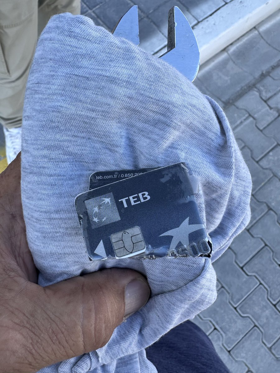 hurkcu699's tweet photo. @TEB Maaş hesabıyla zorla verdiğiniz kredi kartından 1540 TL almaya utanmıyor musunuz biz parayı copten mi buluyoruz utanmadan da kredi kartı reklamı yapıyorsunuz söyleyin kredi kartı aidatınızı https://t.co/zgVw7blSeH