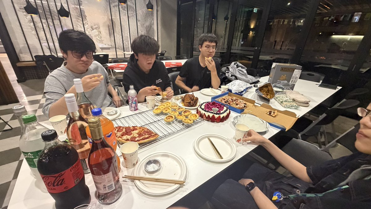 Togo0831's tweet photo. サプライズパーティーで神
結構酔っぱらった https://t.co/7RiIfFJr4U