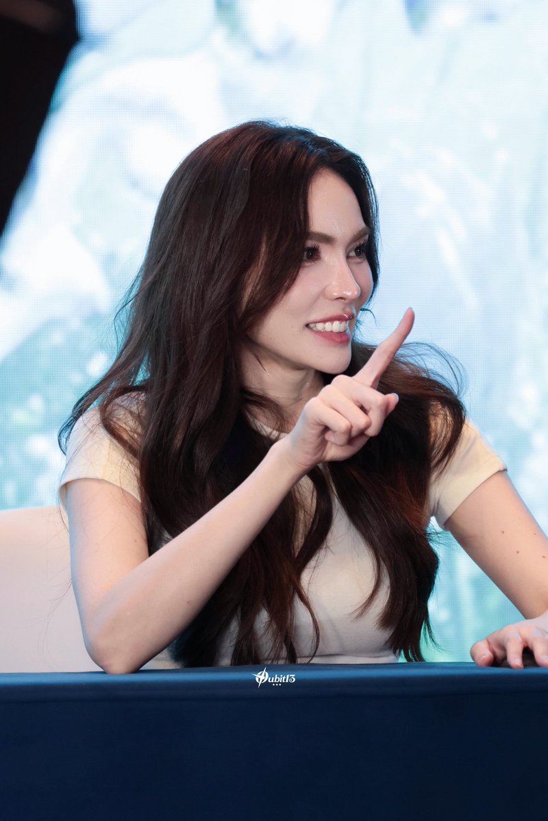 Qubit13_'s tweet photo. 👀💖

DREAMING WITH CHARLOTTE
#Charlotte1stFMinShanghai
#ชาล็อตออสติน #CharlotteAustin 
@itscharlotty https://t.co/MVdMI8WSCY