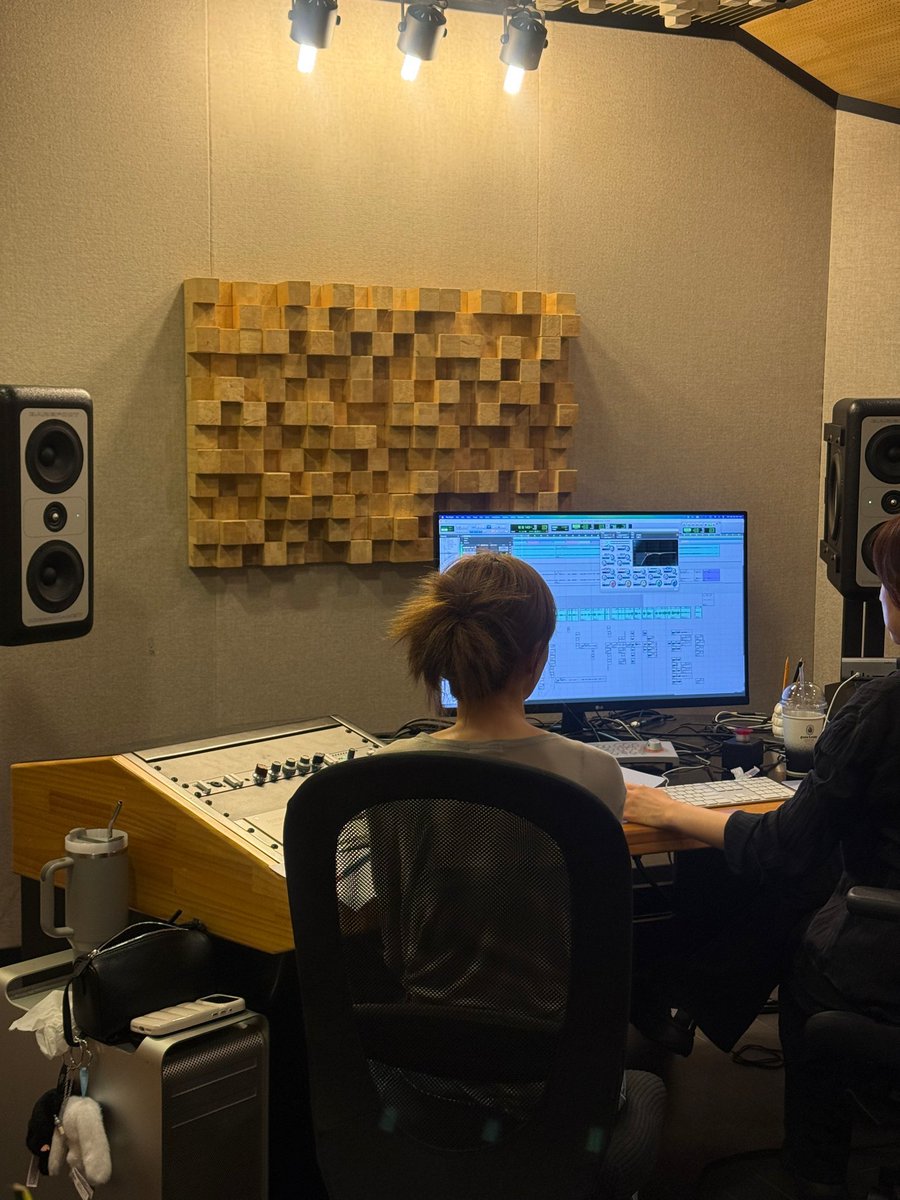 soloistsw's tweet photo. So ssw4 spoiler i think she did song camp since May and then start recording in June. Rekaman lagi pas July di studio Monotree trus jeda group cb. Habis group cb lanjut lagi trus sekarang rekaman di Ingrid Studio 🤔 https://t.co/Oa4HUNvf2L
