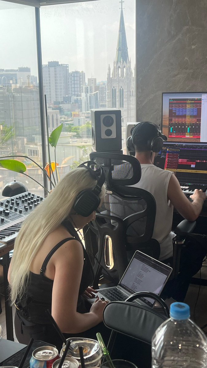 soloistsw's tweet photo. So ssw4 spoiler i think she did song camp since May and then start recording in June. Rekaman lagi pas July di studio Monotree trus jeda group cb. Habis group cb lanjut lagi trus sekarang rekaman di Ingrid Studio 🤔 https://t.co/Oa4HUNvf2L