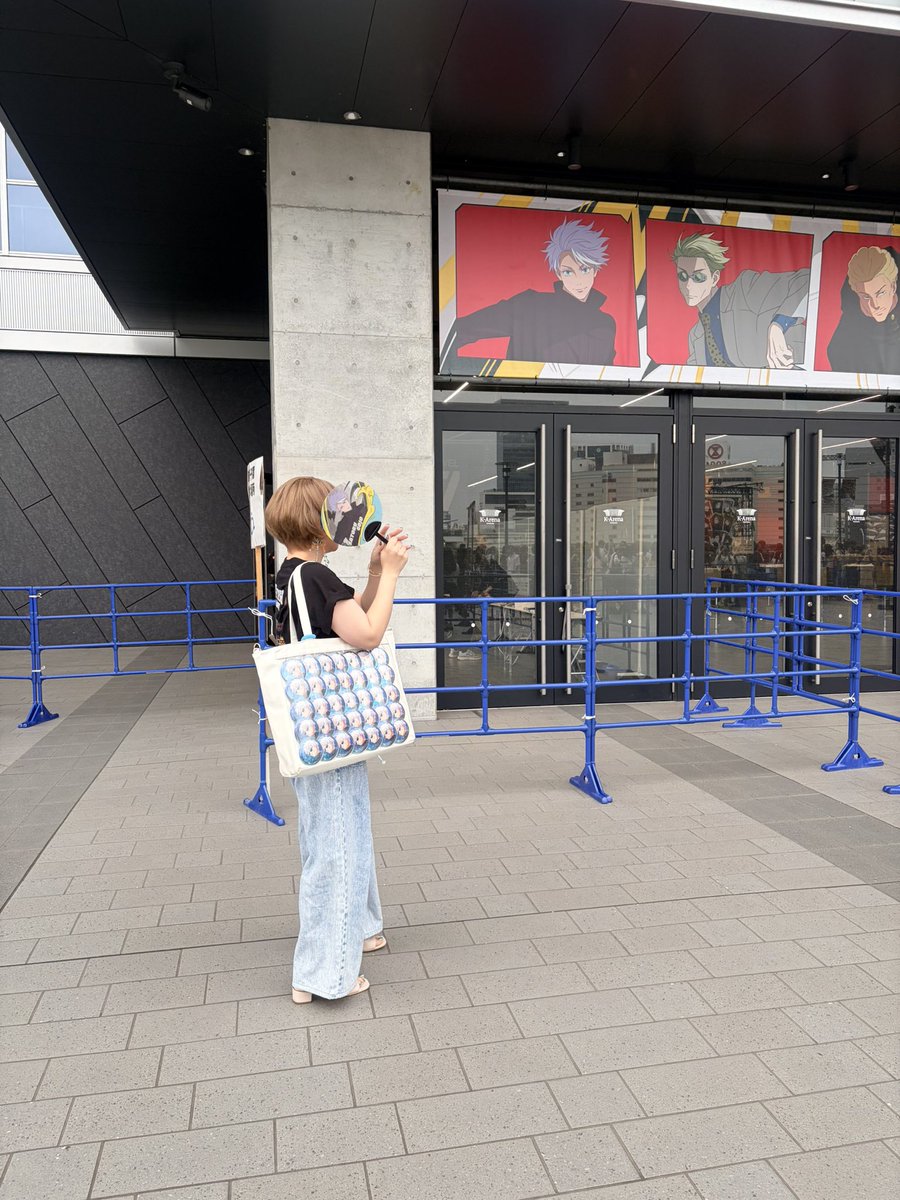AiPad0701's tweet photo. じゅじゅフェスDay1参戦してきました〜！
本当にキャストが豪華すぎだし、ライブには主題歌のアーティストの面々...。
何より緒方さんの乙骨くんを浴びれたのが本当に嬉しかった...😭
相変わらず五条は最強だし、中村さんのお声で立体的になるのは何度観ても沸る。
明日のDay2も楽しむぞ〜！！！ https://t.co/atduUwqIe3