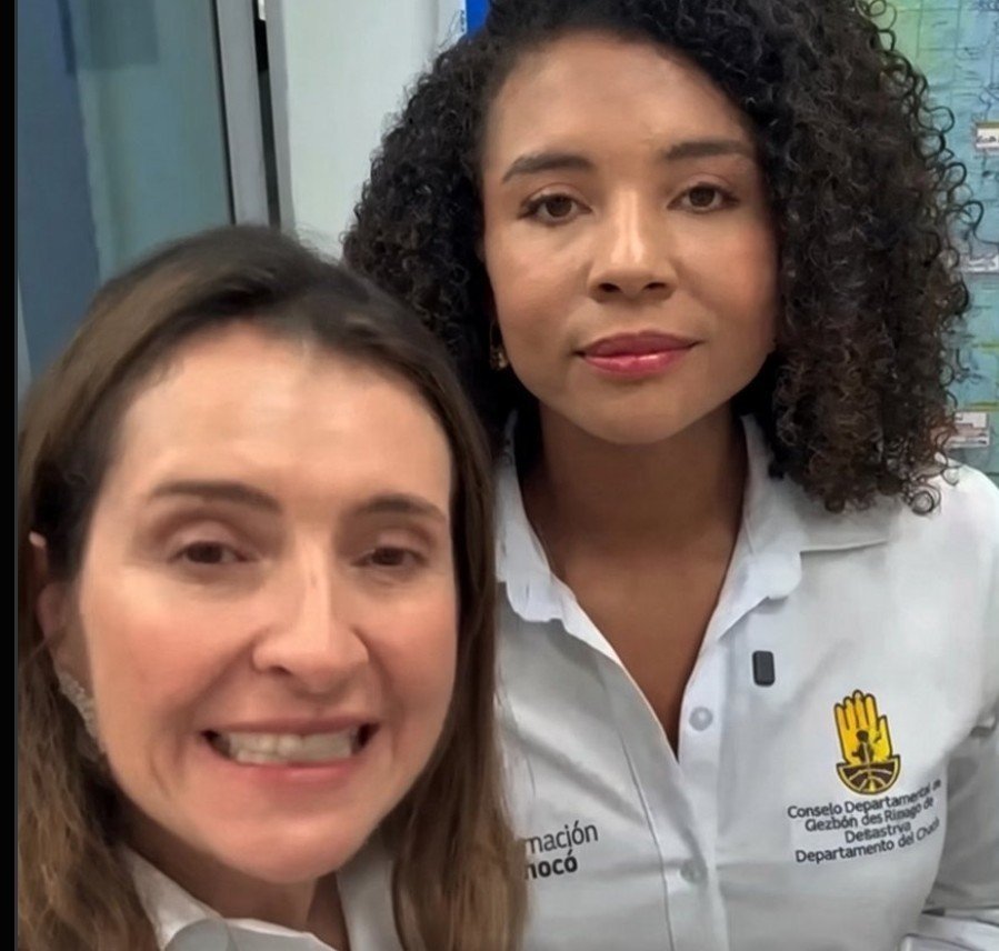 LeszliKalliL's tweet photo. "Sonrisa" postiza.
Se percibe cierto toque de asco y superioridad. 
Cuando la boca sonríe por compromiso pero los ojos no la acompañan, el resultado es evidente: un gesto acartonado, distante y visiblemente impostado. Como todo en ella. https://t.co/UjAeEm9PQE