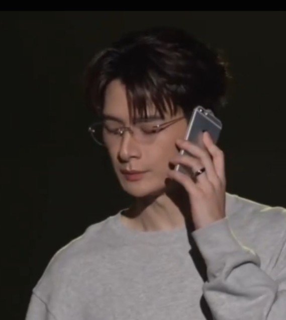 Rui_taaaa's tweet photo. WAITTTT, THEIR EFFORT FOR THIS CONCERT?!?!?!!! They even use the exact same iphones that KongArt had 10 years ago 😭🥹🫶🏻

SOTUS NICE 2 C U AGAIN
#SOTUS10thYearConcertD1 https://t.co/s2MEpO9dOS