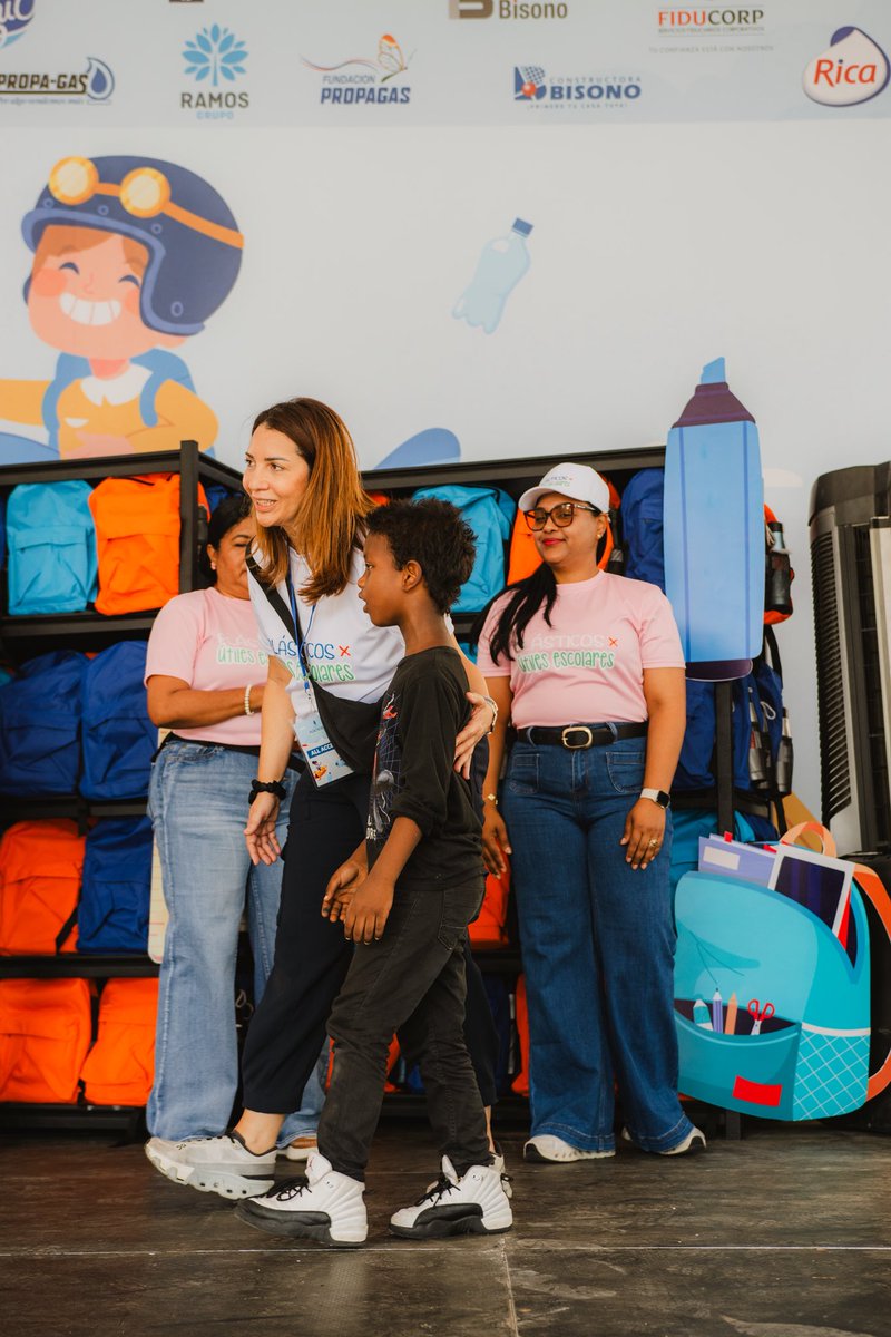Esmirly's tweet photo. ♻️📚 ¡Reciclar tiene recompensa!
Familias capitaleñas se unen a Plásticos por Útiles Escolares, transformando botellas plásticas en útiles para el regreso a clases. 💚
#PlásticosXEscolares #AlcaldiaDN https://t.co/0ZP5zQ49HS