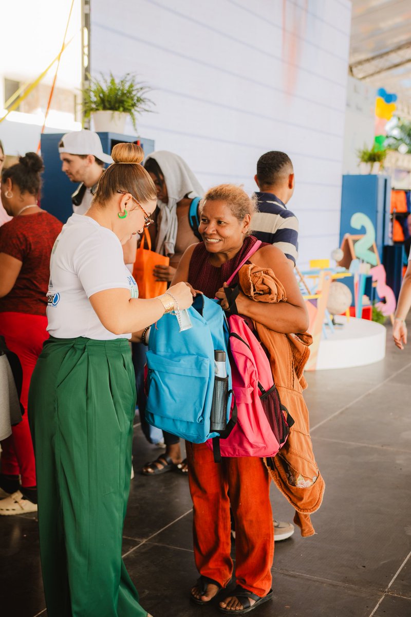 Esmirly's tweet photo. ♻️📚 ¡Reciclar tiene recompensa!
Familias capitaleñas se unen a Plásticos por Útiles Escolares, transformando botellas plásticas en útiles para el regreso a clases. 💚
#PlásticosXEscolares #AlcaldiaDN https://t.co/0ZP5zQ49HS