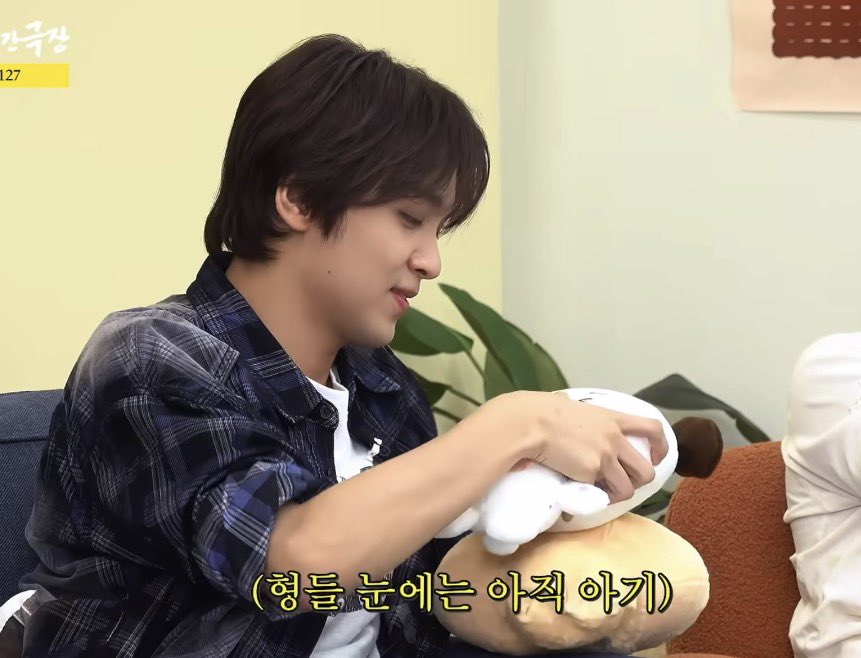 0NAENNAE2's tweet photo. 형들 눈에는 아직 아기
이런 자막 나오는데
ㄹㅈㄷ 아기행동하고 있음 https://t.co/mqSWWD2rK1
