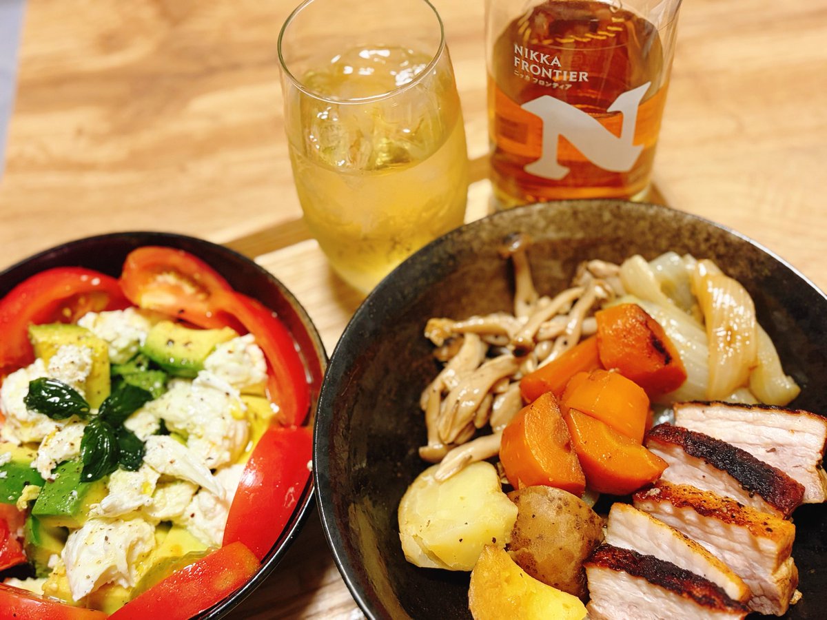 apple45yearsold's tweet photo. 久しぶりにゆっくりおうちご飯。
鍋に入れっぱなしのポットローストと
切ったりちぎっただけのサラダだけど
美味しく頂きました😋

料理の写真を加工アプリで加工したら
めっちゃ良い感じのメモを描いてくれて
本当にびっくりしてる。
AIってすごいね。 https://t.co/YoT3OfALiG