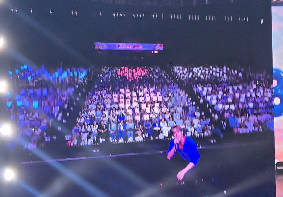 bamsmoose_x's tweet photo. น้องแบมบอกว่าวันนี้เป็นงานชดเชยวันแม่ เพราะวันแม่ที่ผ่านมาเอาผีมาให้วันนี้เลยเป็นวันแม่แทน ซึ่งเหมือนจริงเพราะทุกคนคือใส่สีฟ้า ถ่ายรูปออกมาคือวันแม่มากกกก 😂🩵 

#ItsThatGoodMomentWithBamBam https://t.co/IDwav3LvdB