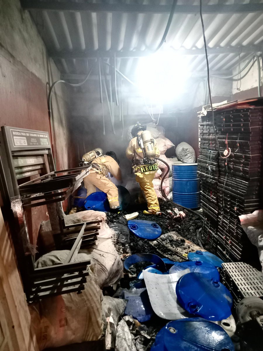 BomberosBogota's tweet photo. 🚨 En horas de la noche, controlamos un incendio en una bodega que almacenaba madera y carbón de leña, en la Carrera 72J con Calle 37 Sur. No se reportaron personas lesionadas. El área fue asegurada. https://t.co/LcNHDMNzlh