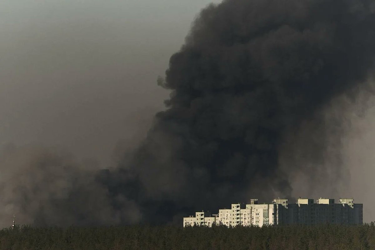 Lukyluke311's tweet photo. 🇷🇺🚀💥 Immagini apocalittiche dall'area della detonazione dell'arsenale missilistico ("Patriot" e "FirePoint") nel villaggio di Milaya: la massiccia esplosione ha devastato le infrastrutture nel raggio di diverse centinaia di metri.
1/5 https://t.co/y2nnOnj5V4
