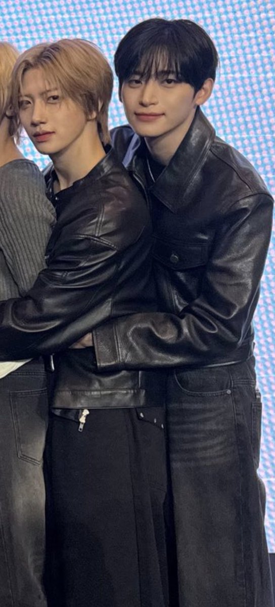 forkoojungmo's tweet photo. bro calm down,, he's all yours, no one's gonna take him from you... 

#원진 #정모 #크래비티 https://t.co/uSEasLOFhM