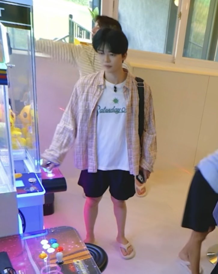 luminajaem's tweet photo. NA JAEMIN IN SHORTS EVERYONE…….. THIS IS LITERALLY WHAT A SUMMER BOYFRIEND LOOKS LIKE 😭😭😭😭😭😭 https://t.co/1LWgFMZxAY