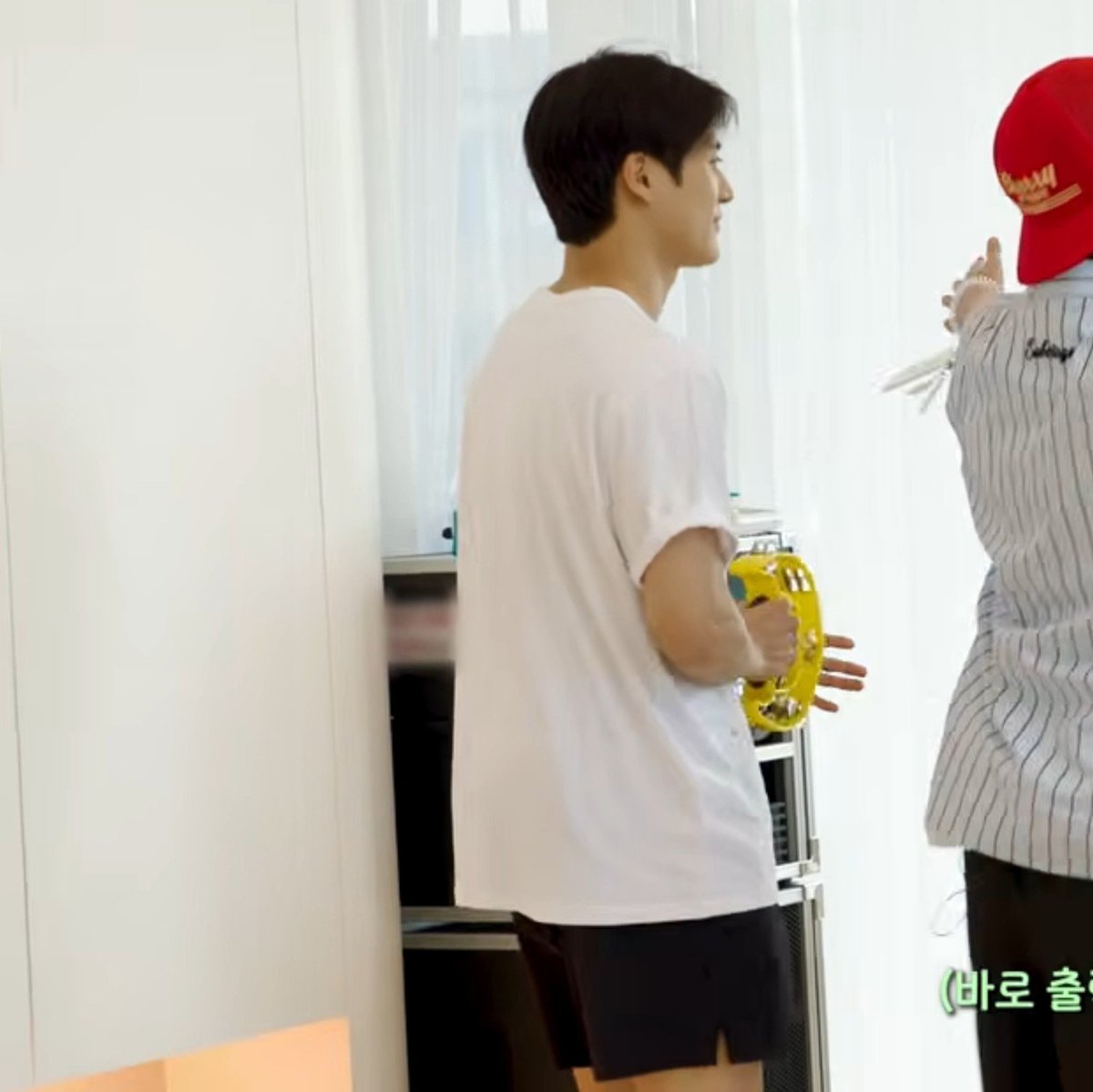 miwlktee's tweet photo. JENO KAOSAN + CELANA PENDEK + SENDAL JEPIT?????? INILAH DAHSYAT NYA DUNIA 😭😭😭😭😭😭 https://t.co/BtXjU16Ukk
