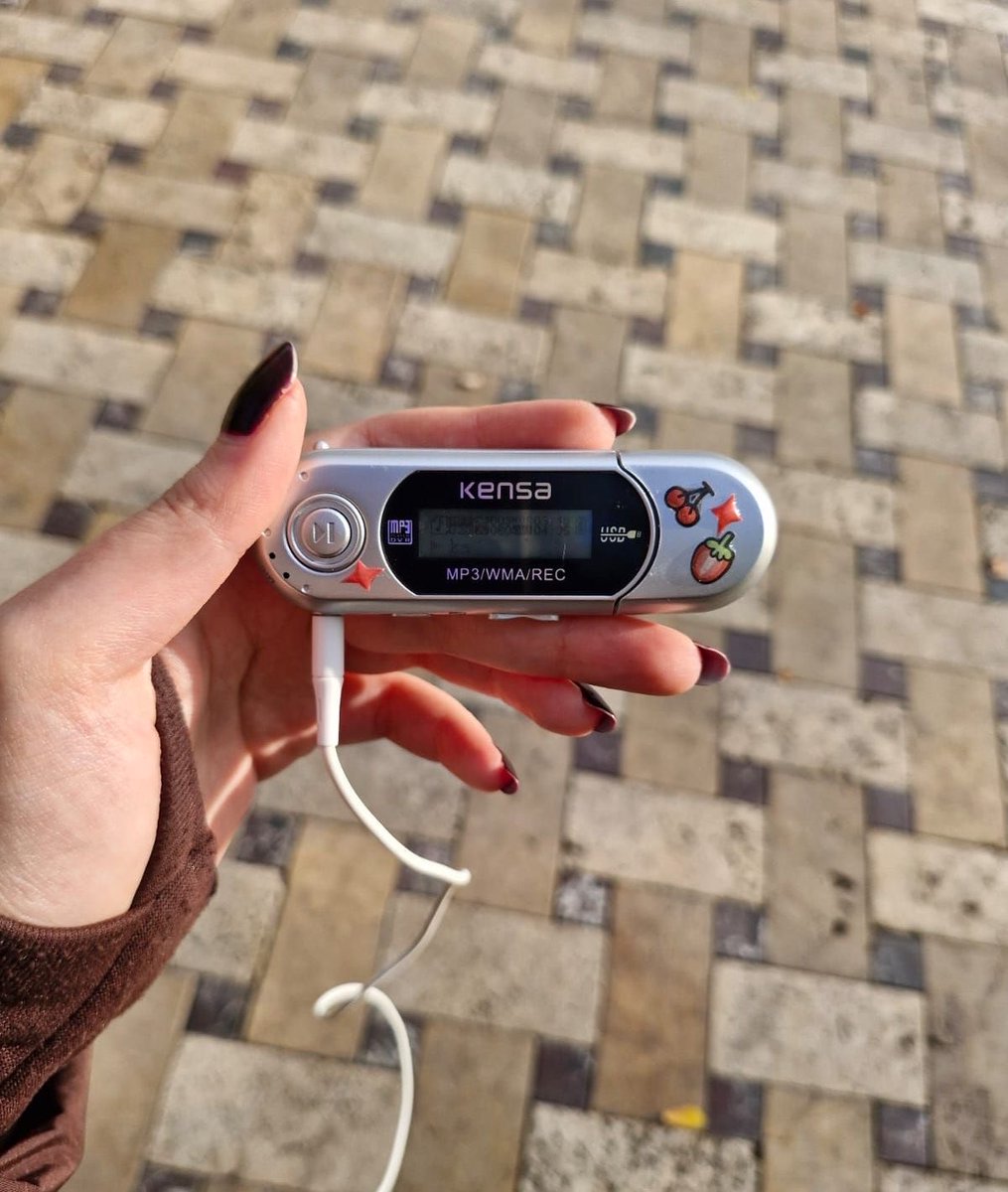 povjux's tweet photo. a geração spotify nunca vai saber o prazer que era conseguir um desses aqui 🫶🏻 https://t.co/yWL9pzeW9U