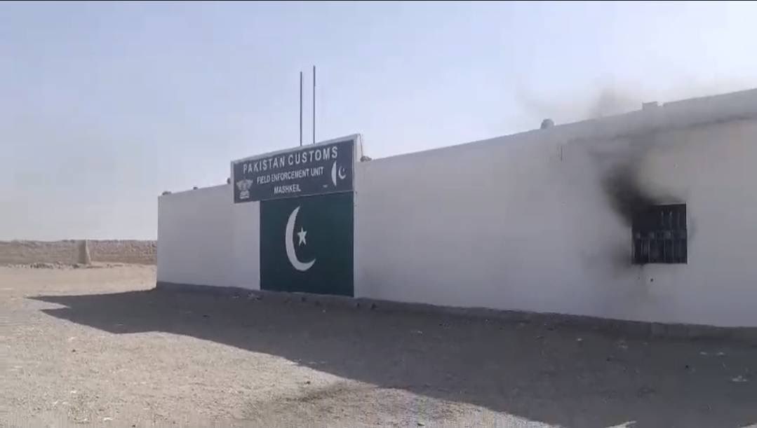 JhandBaloc's tweet photo. پاکستانی کسٹم کے کیمپ بی ایل ایف کے آزادی پسندوں کے حملے میں مکمل تباہ، حملہ آور وہاں موجود سامان بھی اپنے ساتھ لے گئے ہیں۔ 

#بلوچستان https://t.co/rYxgDBOs3L