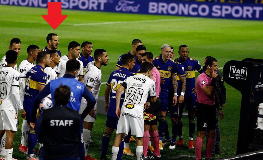 GmJRR10's tweet photo. @ltorrestoranzo @Cali_Izquierdoz esta foto demuestra lo q fue este """capitan""", mientra Nacho Fernandez el capitan de Mineiro presionaba al arbitro, este sorete hijo de puta miraba de lejos, perdedor nato https://t.co/wNfNJvXfVk