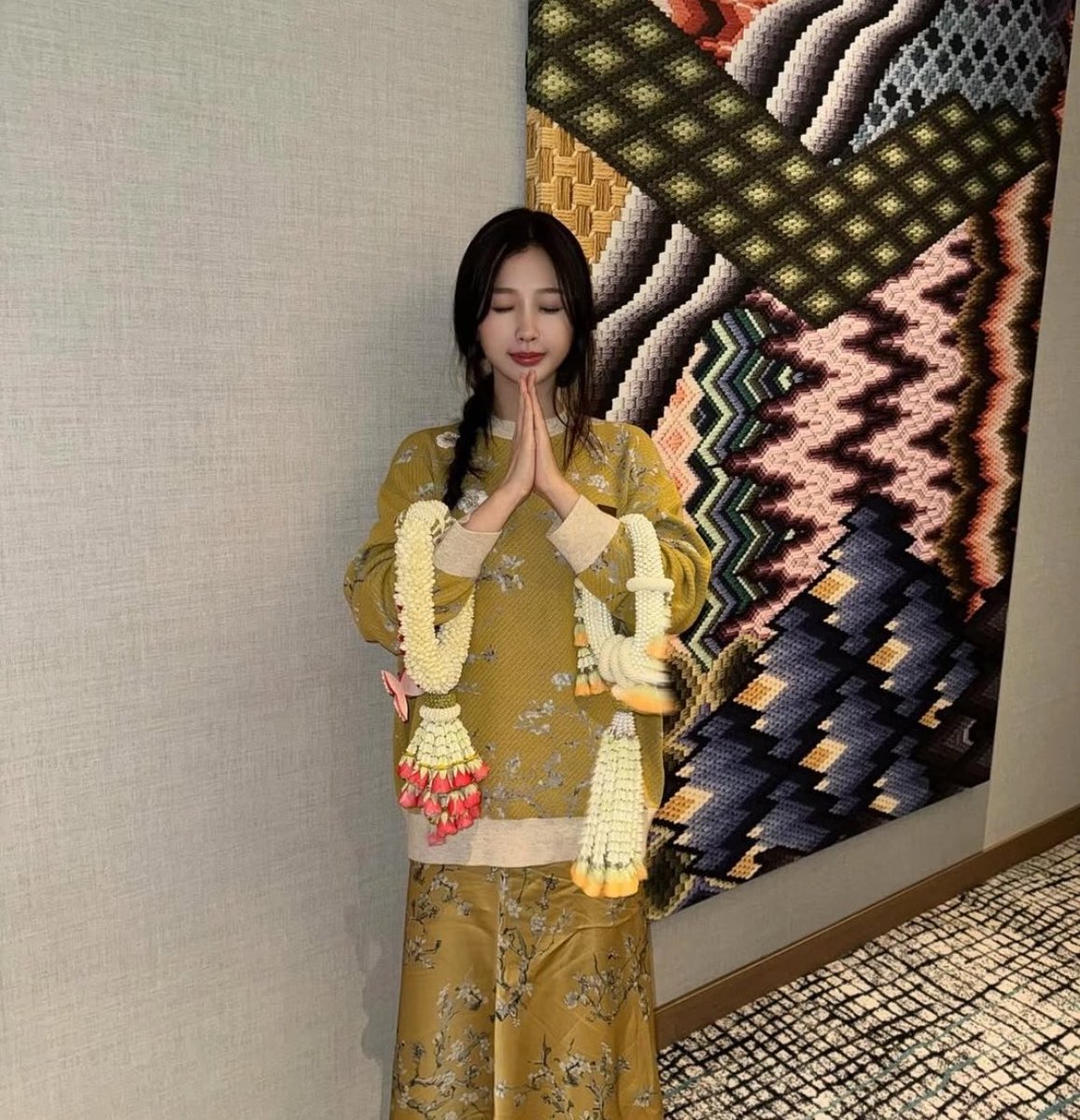 miaomiaomooo's tweet photo. ซินมานรักประเทศไทยมาก แสดงออกตลอด จังหวะชีถามว่าประเทศไทยมีเพื่อนเยอะมั้ย แบบฮือ มีสิอ้วน มีมากมาย ใครๆก็เอ็นดูแก น่ารักขนาดนี้ แล้วตบท้ายด้วยการบอกว่าฉันชอบประเทศไทยมากเลยอีก แล้วชีไหว้ธุจ้าตลอด แถมย่อตุวแบบฮือ แววตาชีบอกทุกอย่าง เอ็นดูซินกันเยอะๆนะทุกคน🫶🏻🥹 https://t.co/GQlKthgNvy