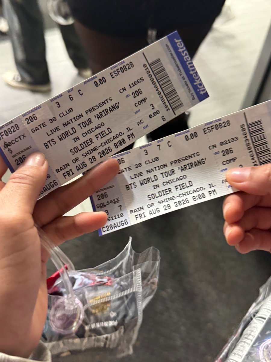 JeyKei7's tweet photo. Thank you so much to the staff who gave my sister and me a ticket 💗 I never thought this would happen to me 😭💗

#BTS_WORLDTOUR_ARİRANG_CHICAGO https://t.co/V0rHBj1fNO