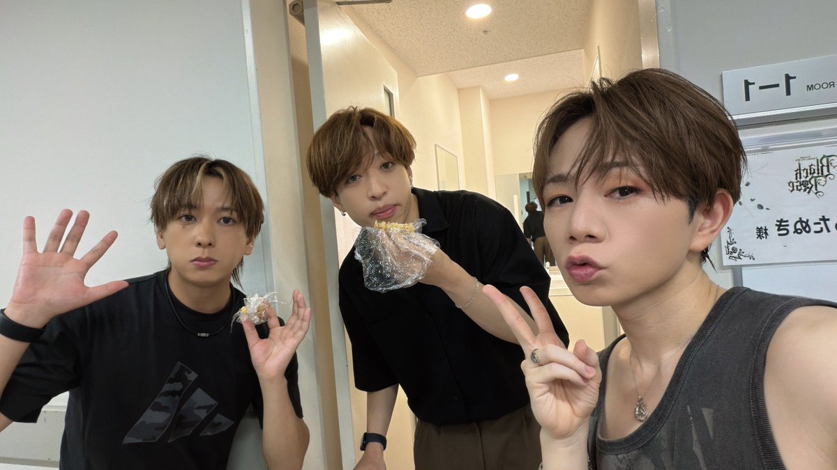 uratasama's tweet photo. うらたぬきワンマンライブありがとうございましたー！！！

しませんが見に来てくれたー！
浮気は〜！しません！🙅‍♂️

7公演分全力でやりきりました！！！

いろんな事を考えながらやらせていただきました！（また放送でお話ししましょう）

多分全公演泣いてたww

みんなの笑顔が見れるのが本当に幸せで。
それに俺も笑顔になれて幸せで。
ライブっていいなぁって嬉しくなりました！
またみんなに会えるように頑張るからねー！
いつもありがとう！
大好き！

おつたぬすー！

※集合写真追加！

感想はこちらに！
#たぬわんぶらっくろうずぅぅ