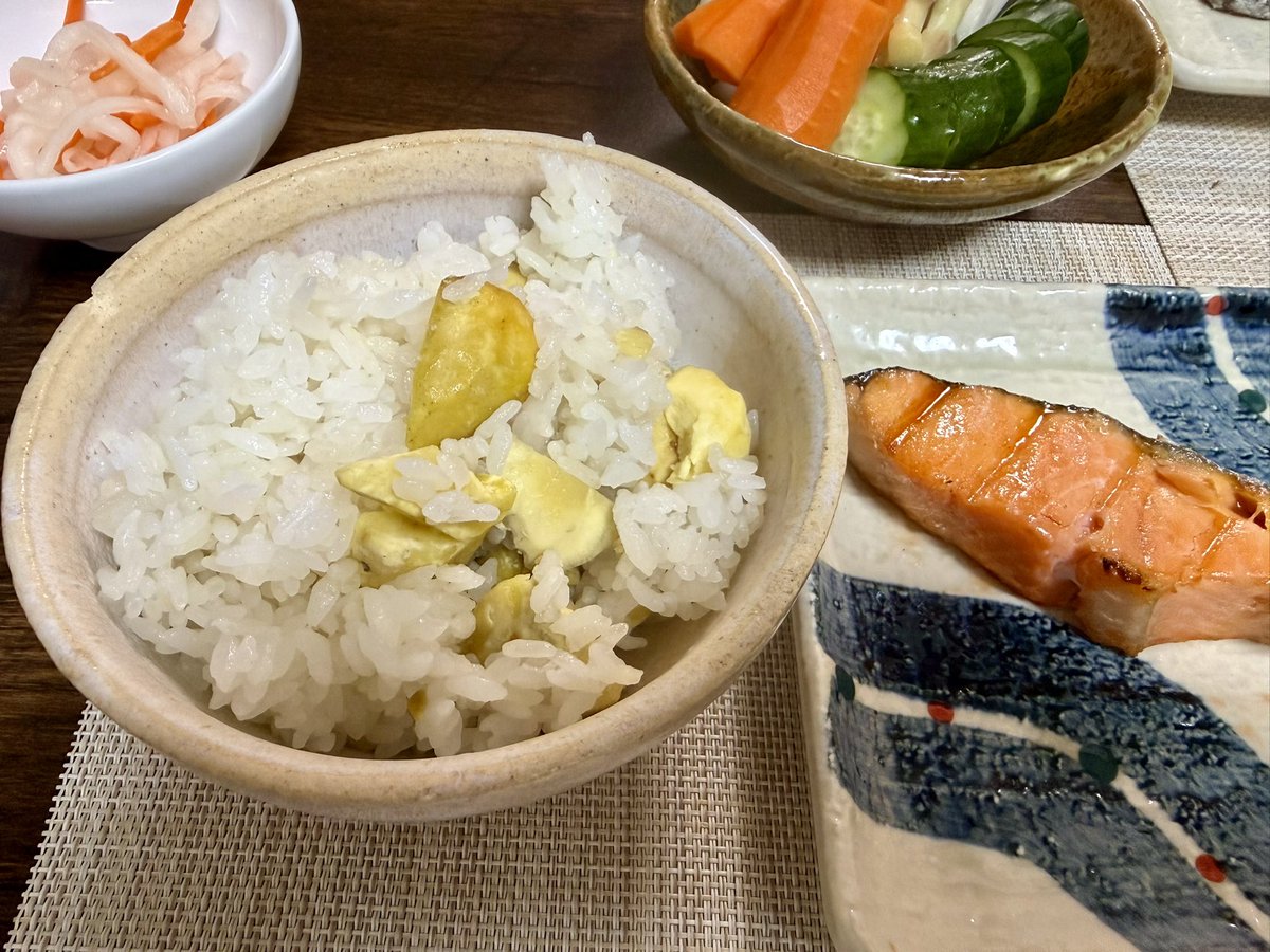 dendekei's tweet photo. 例の八百屋で買った🌰で栗ご飯。
涼しいからもう秋でいいよね。

明日はまた暑いのか… https://t.co/sXaSmYWRX7