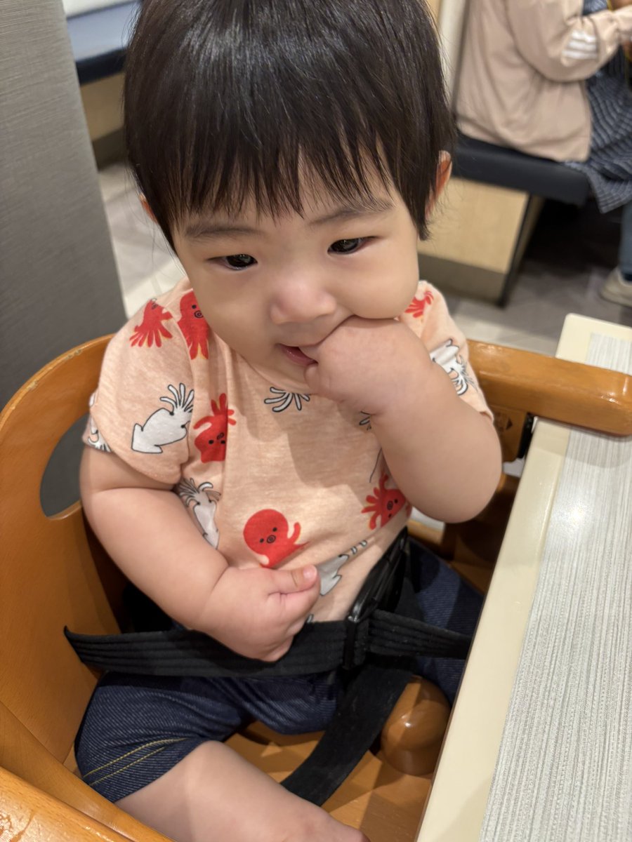 viewt_tanaka's tweet photo. こちらはお寿司屋さんデビューをして、エアおしゅしを頬張る晴坊さんです🍣 https://t.co/J2KLxo52vp